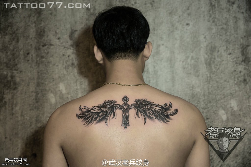 背部十字架天使翅膀纹身图案作品