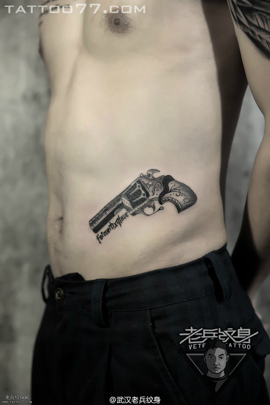 腹部手枪纹身图案作品