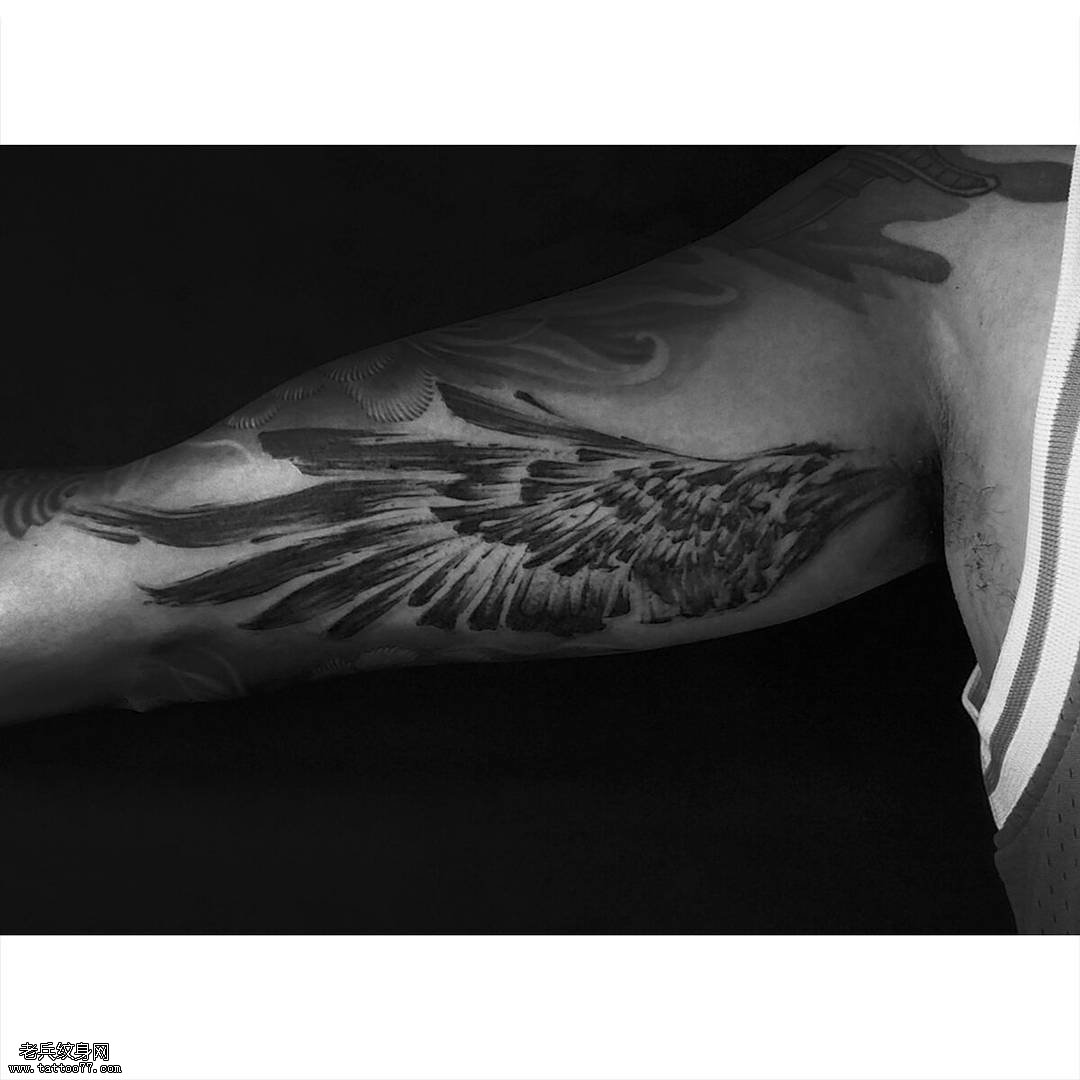 大臂翅膀纹身图案