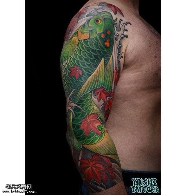 鲤鱼枫叶纹身图案