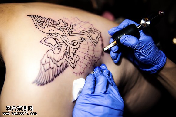 武汉纹身店制作后背十字架翅膀纹身过程