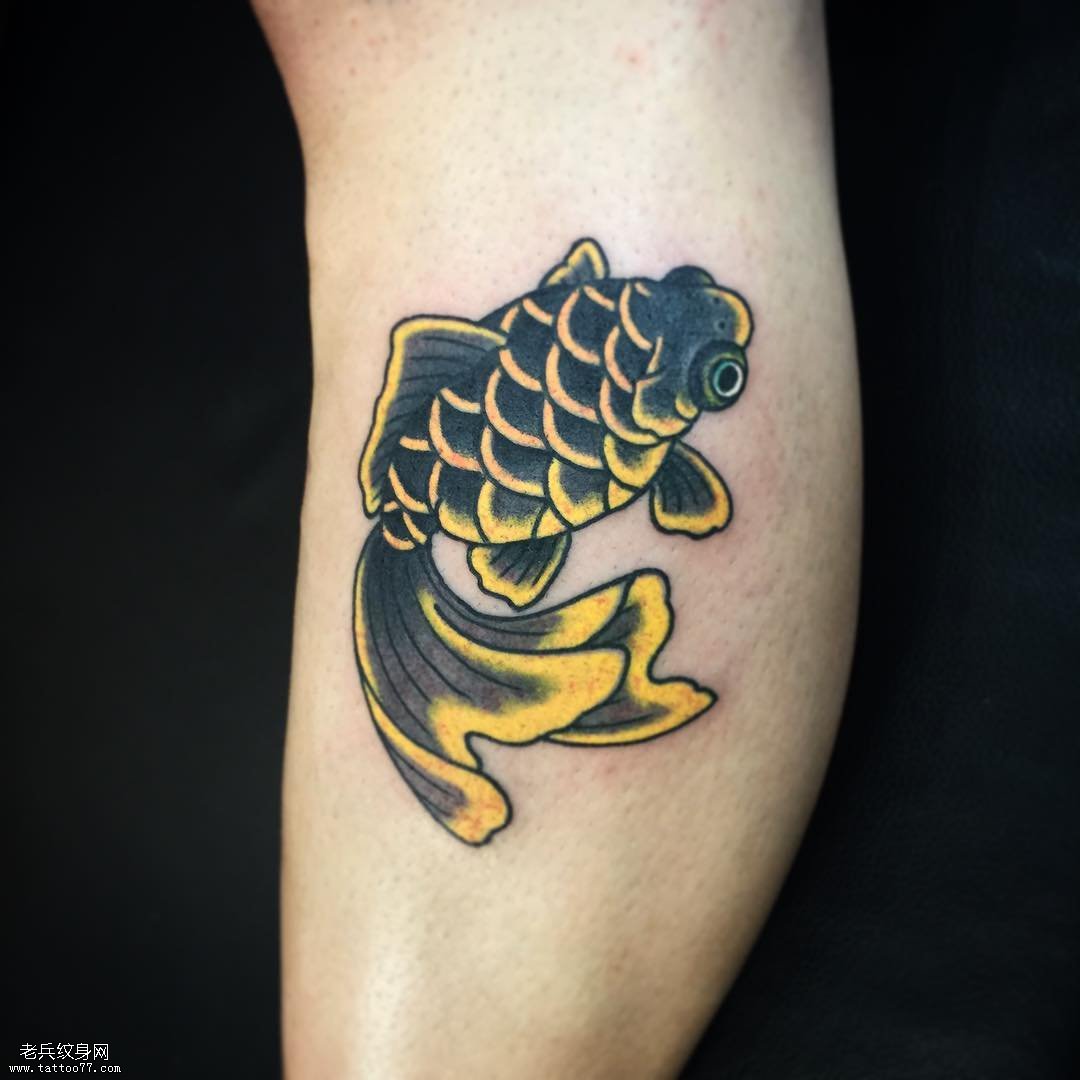 日式tattoo小腿金鱼传统纹身图案