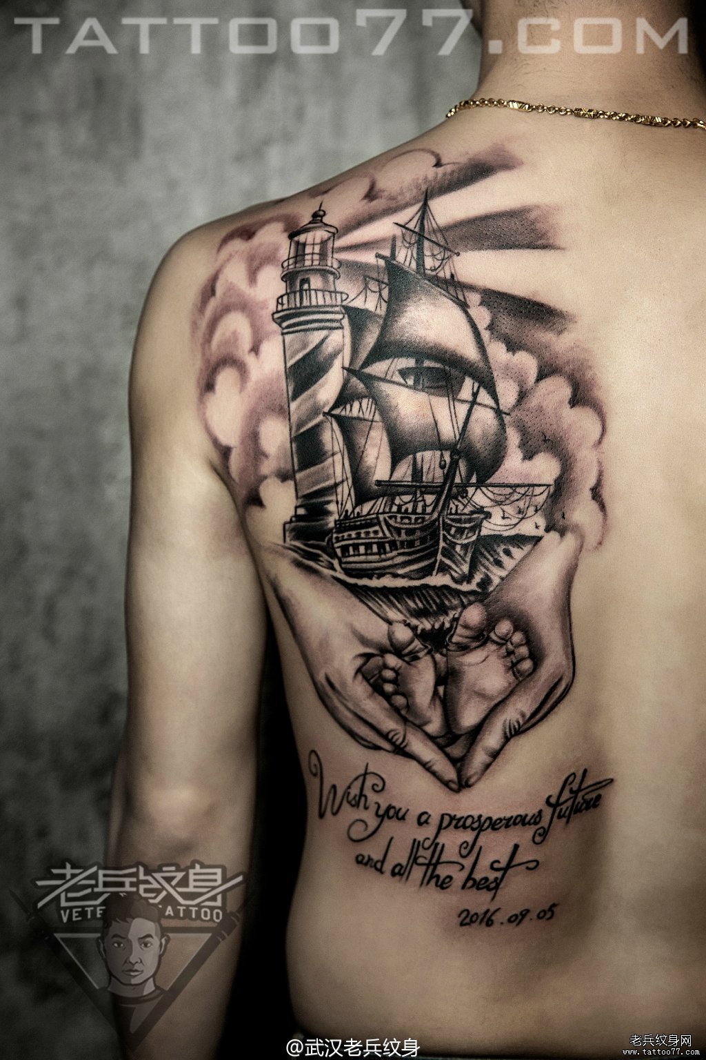 后背帆船灯塔手掌纹身图案作品