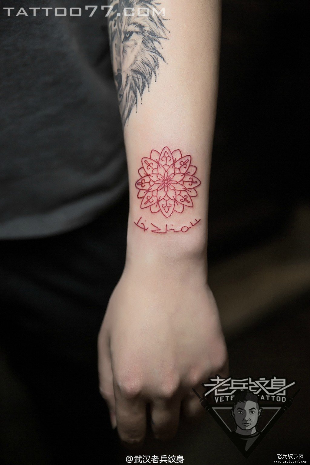 手部红色梵花纹身图案作品