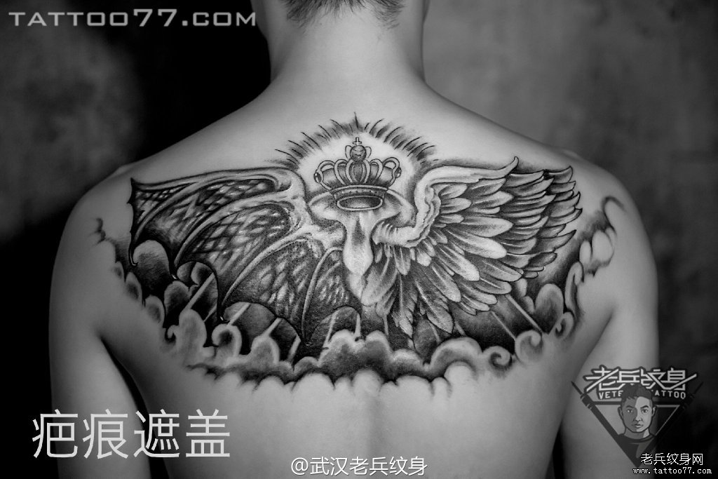后背翅膀皇冠纹身图案作品