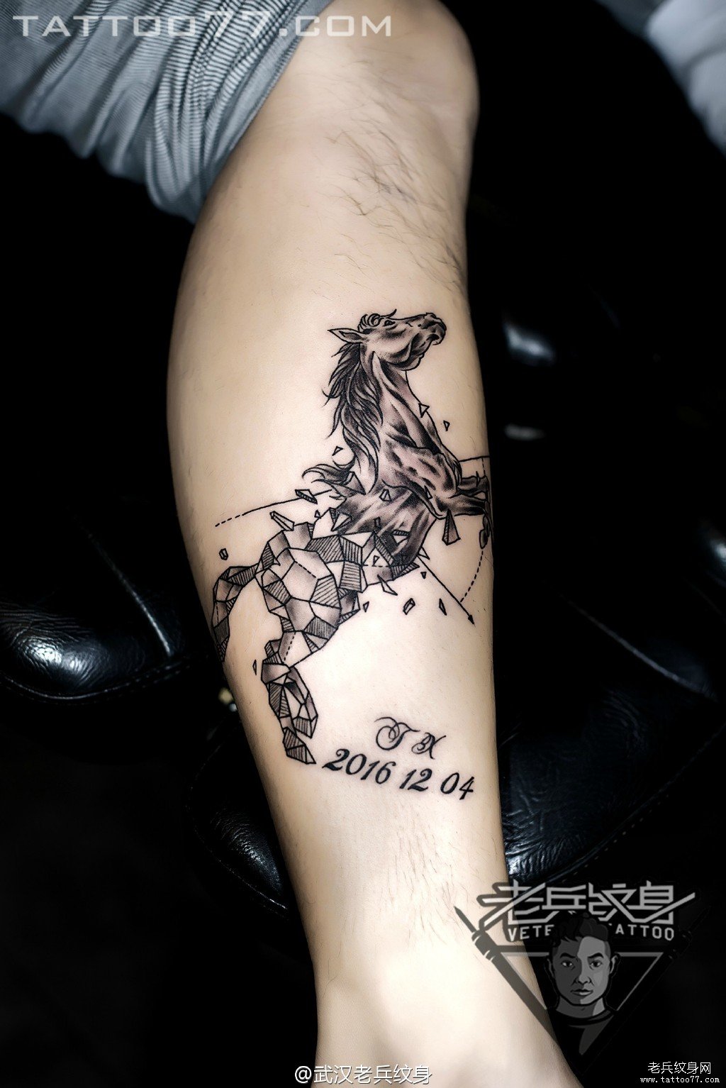 武汉纹身店打造的小腿几何马纹身作品