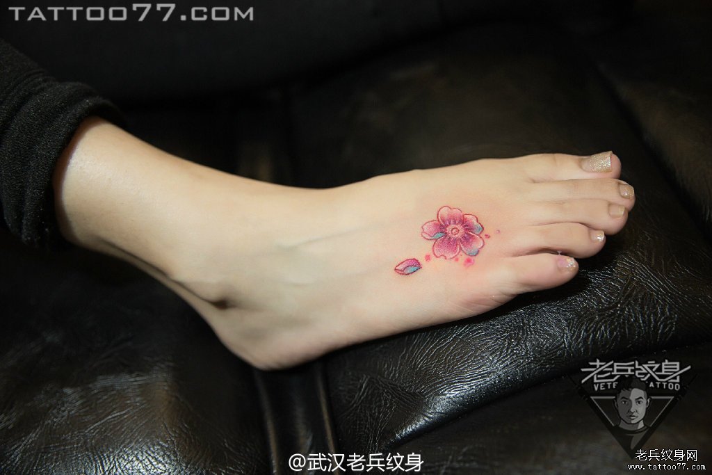 脚背樱花纹身作品由武汉专业纹身店打造