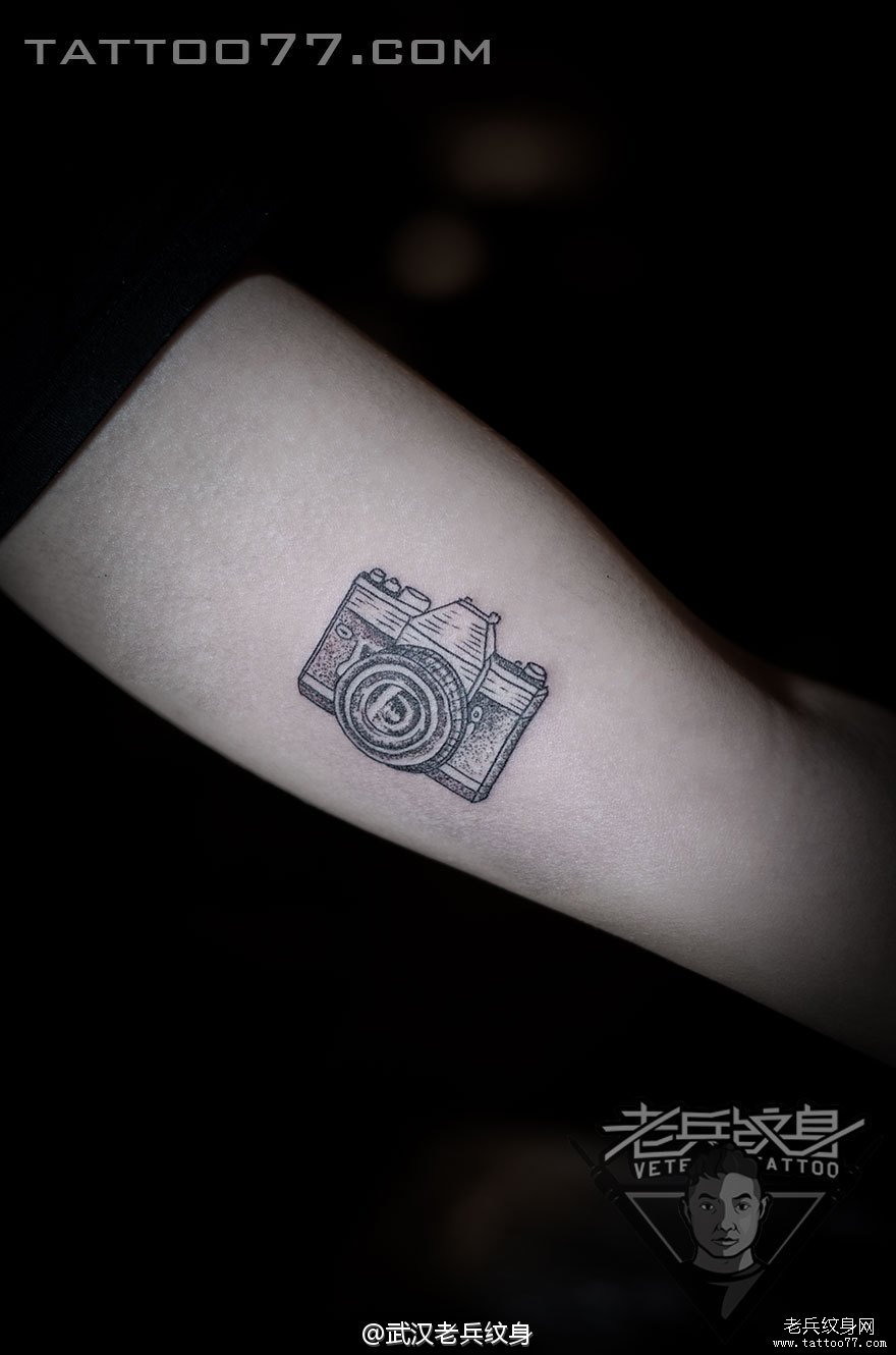 手臂内侧相机纹身作品由武汉纹身店打造