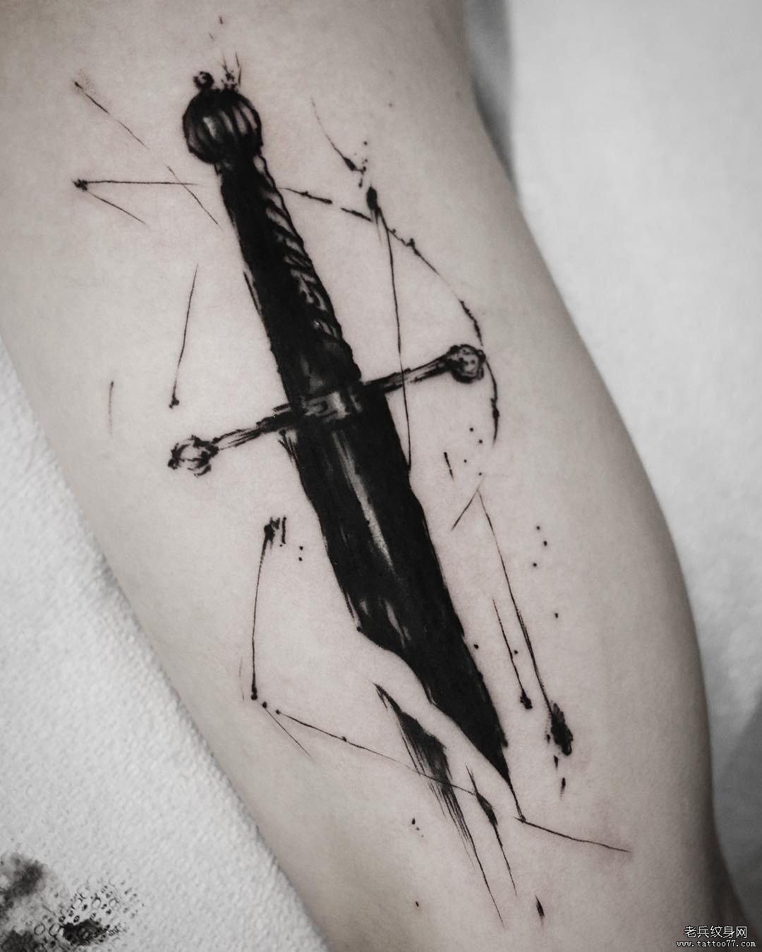 大臂泼墨匕首纹身tattoo图案