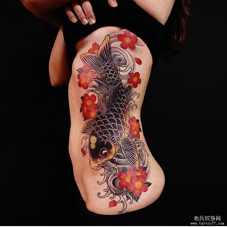 侧腰传统鲤鱼樱花纹身图案