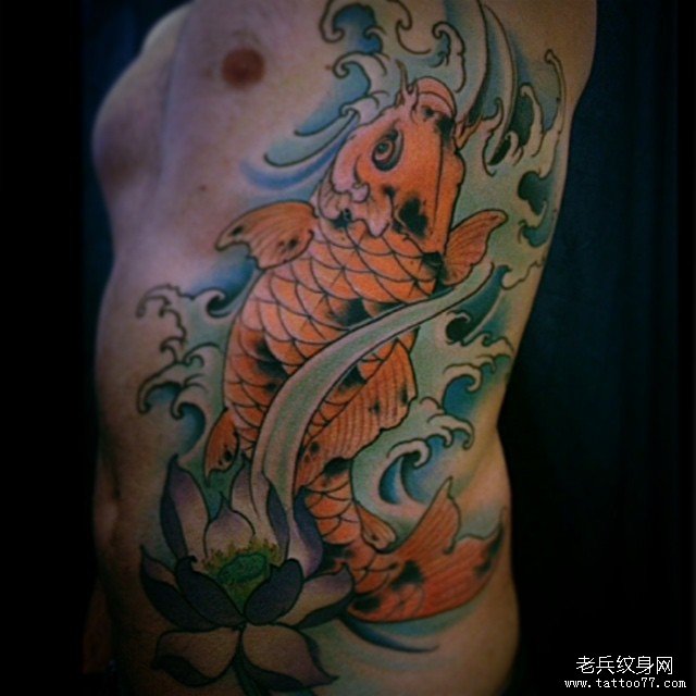 侧腰传统鲤鱼莲花tattoo图案