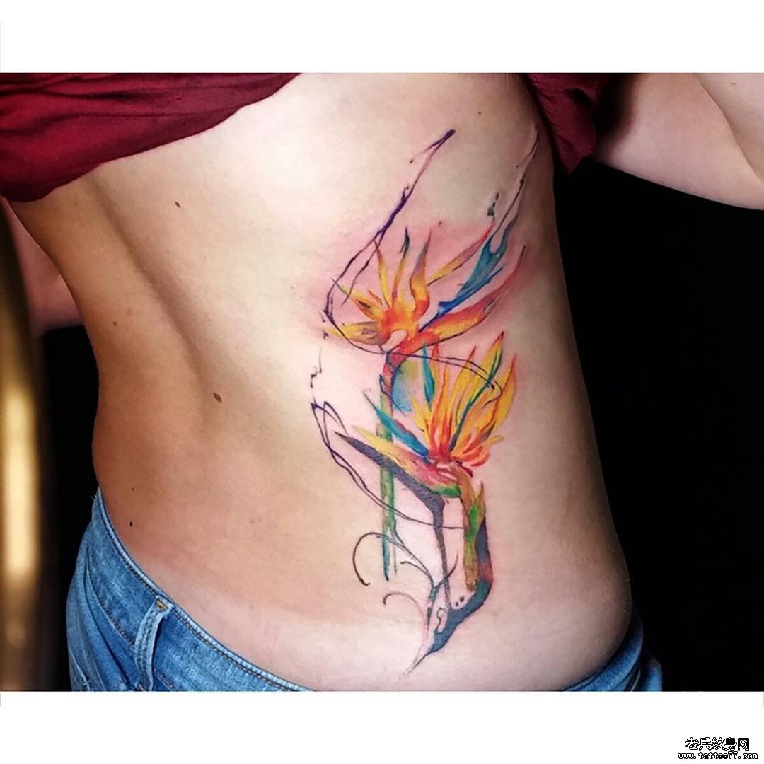 侧腰水彩花纹身图案