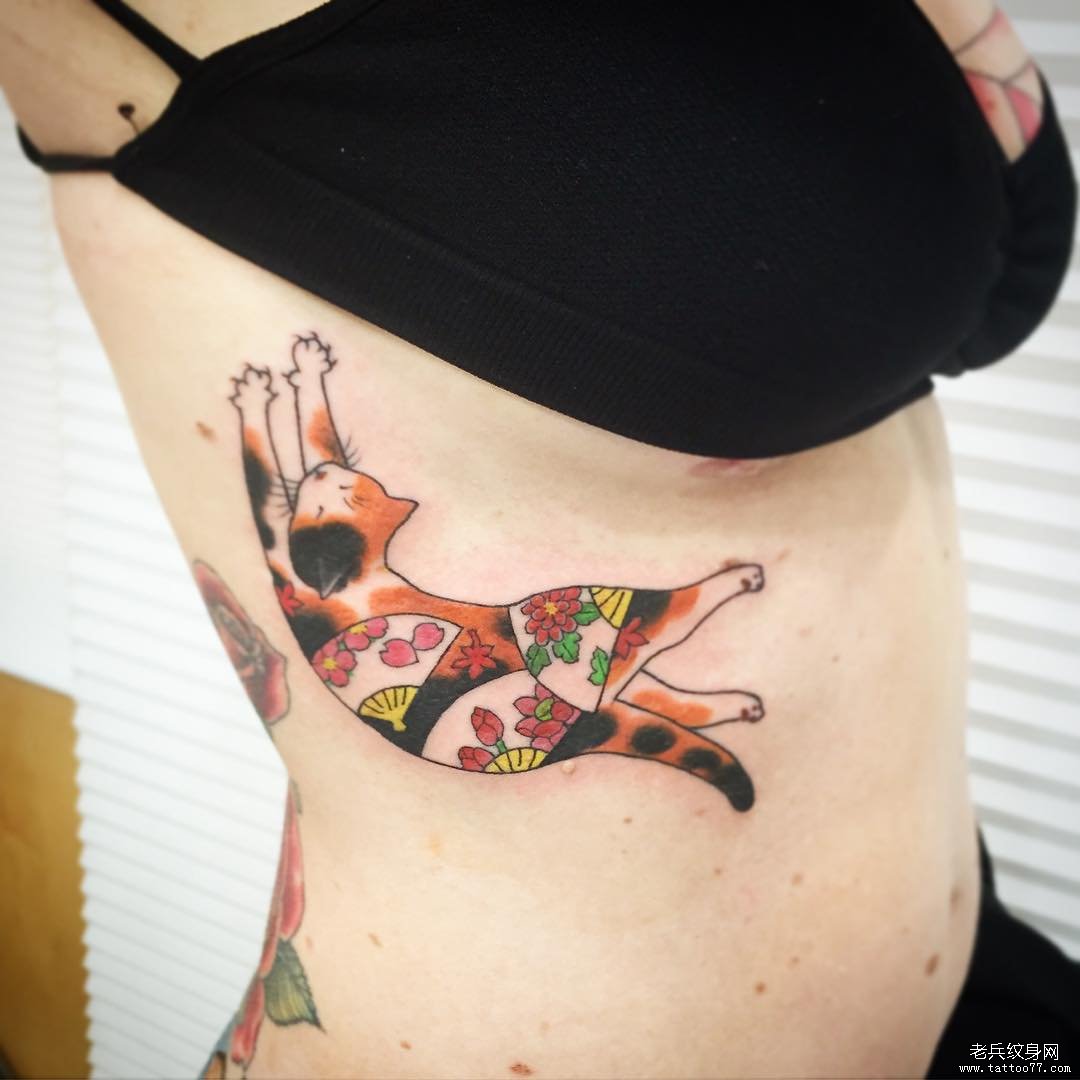 侧腰传统纹身猫纹身tattoo图案