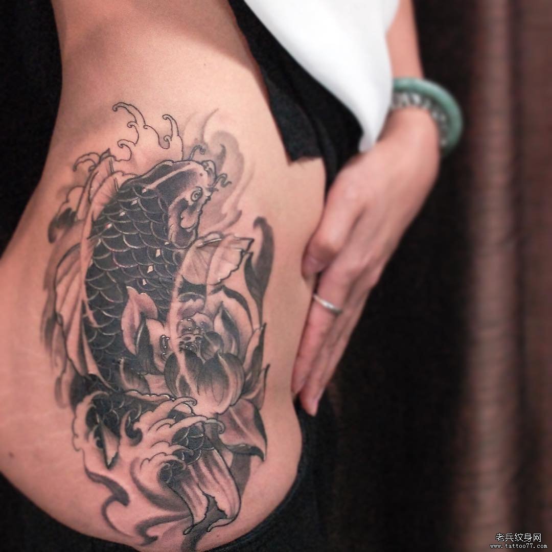 侧腰传统鲤鱼莲花纹身tattoo图案