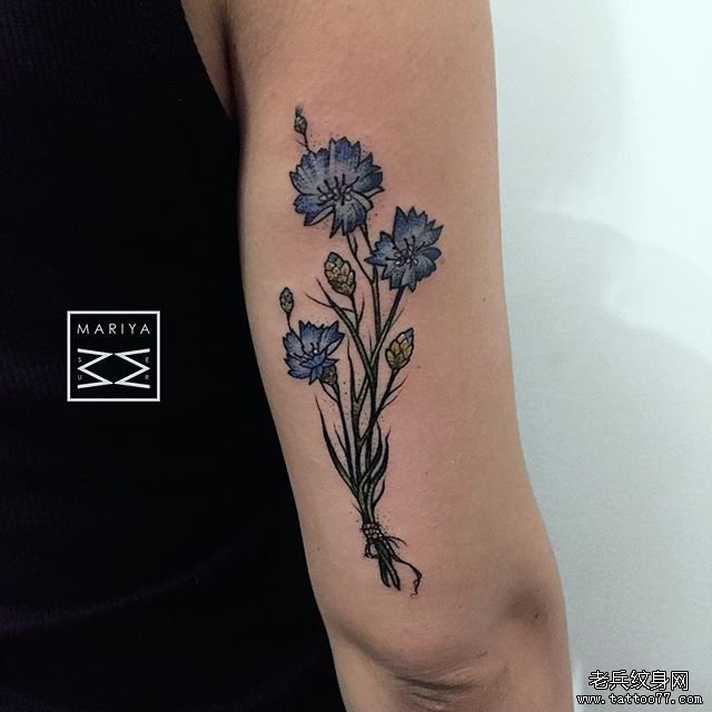 大臂小清新花纹身图案