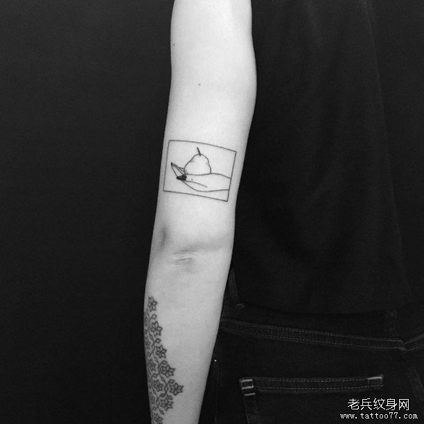 小臂手梨子纹身图案
