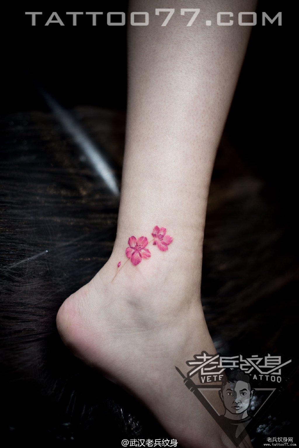 脚踝小花卉纹身图案作品