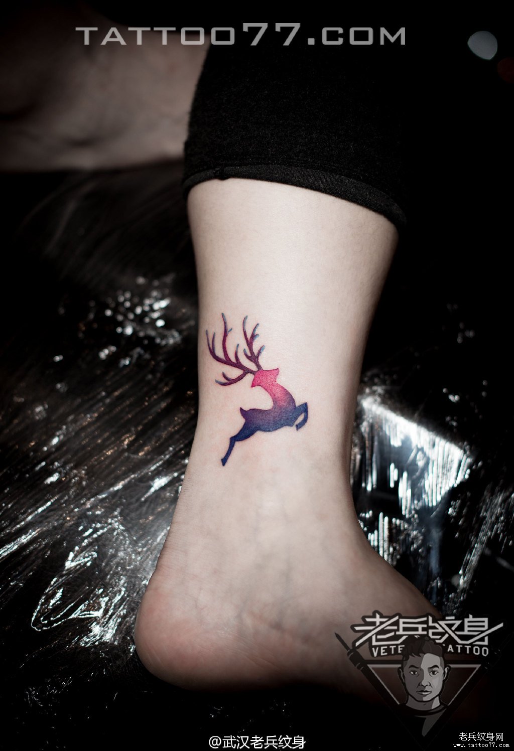 脚踝彩色小鹿纹身图案作品