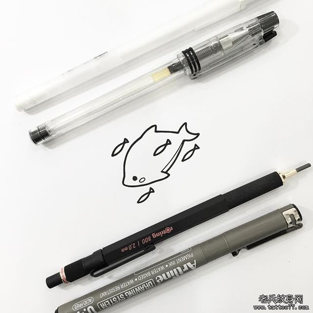 小清新卡通海豚线条纹身图案手稿