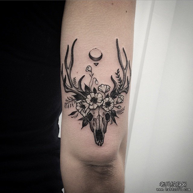 大臂麋鹿花纹身tattoo图案