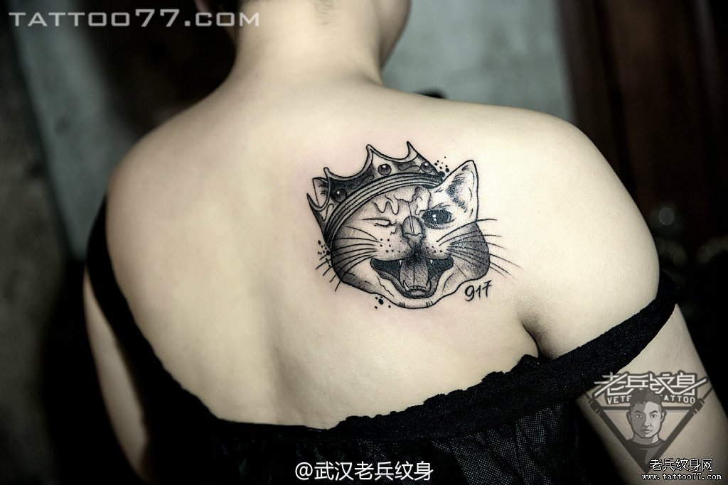 肩背皇冠猫咪纹身图案作品