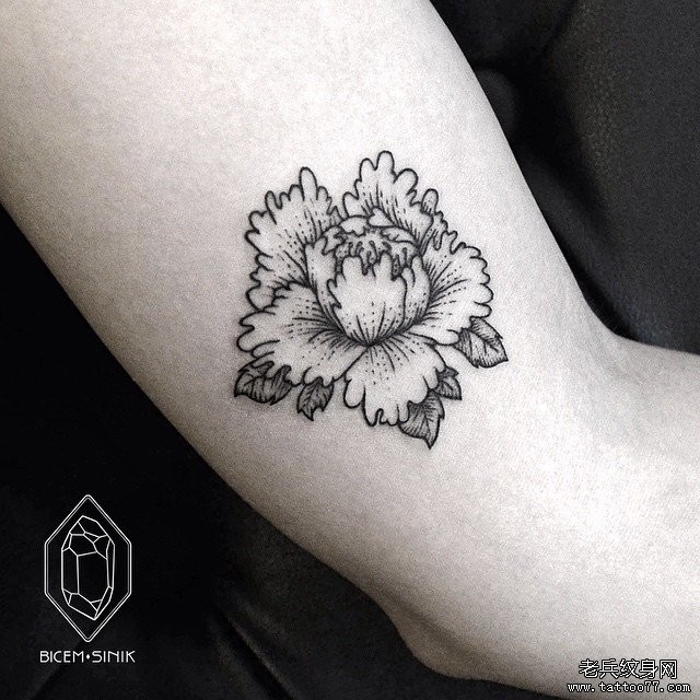 大臂菊花纹身图案