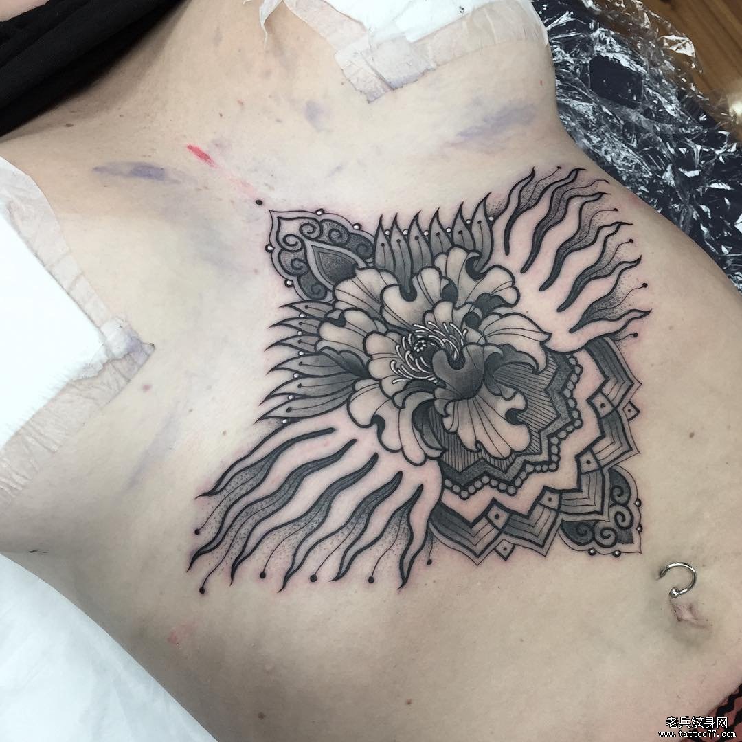 胸下性感菊花梵花纹身tattoo图案