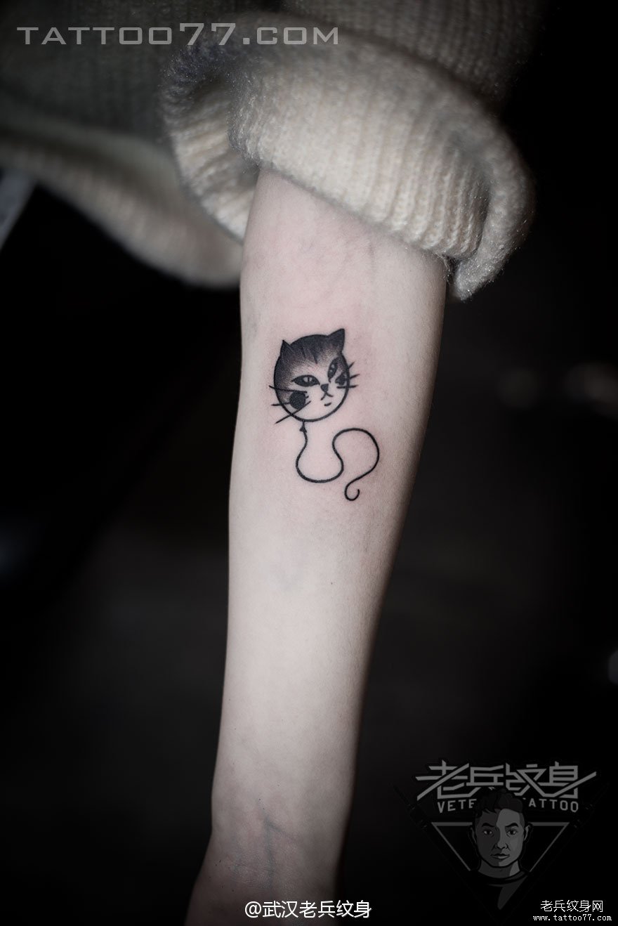 手部气球猫咪纹身图案作品