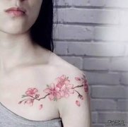 小巧耐看的微纹身就是不错的选择