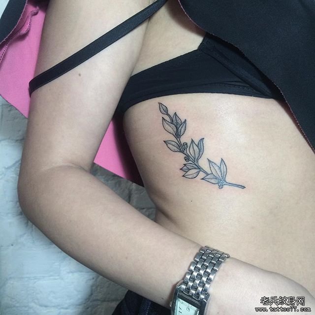 侧腰小清新黑灰花卉纹身图案