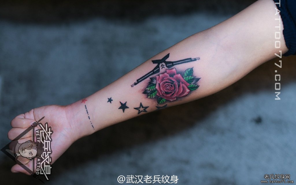 武汉纹身店：手部玫瑰花纹身图案作品