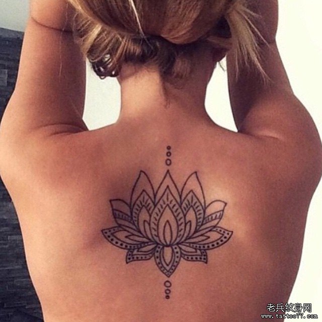 欧美背部梵花线条纹身图案