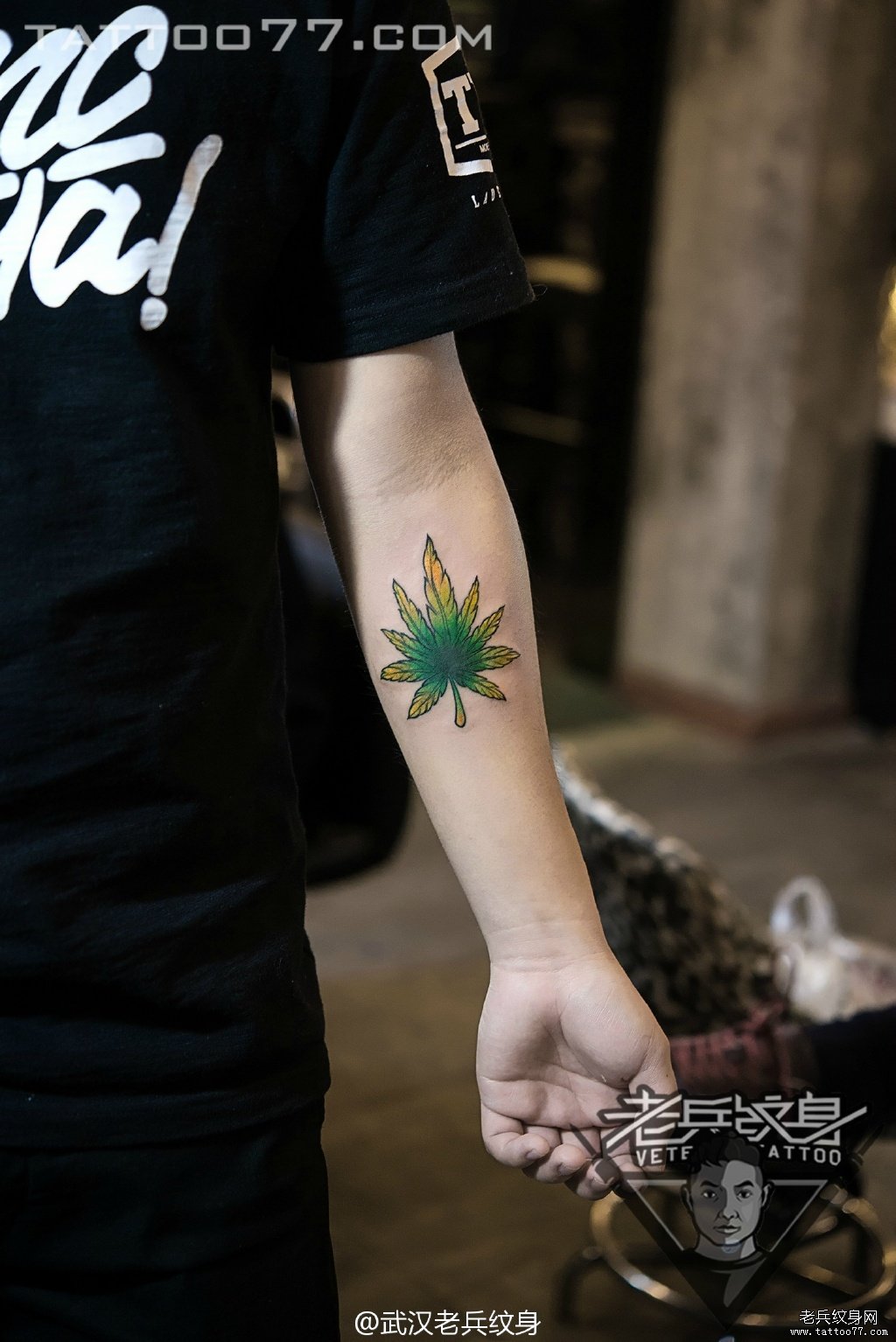 手部绿色枫叶纹身图案作品