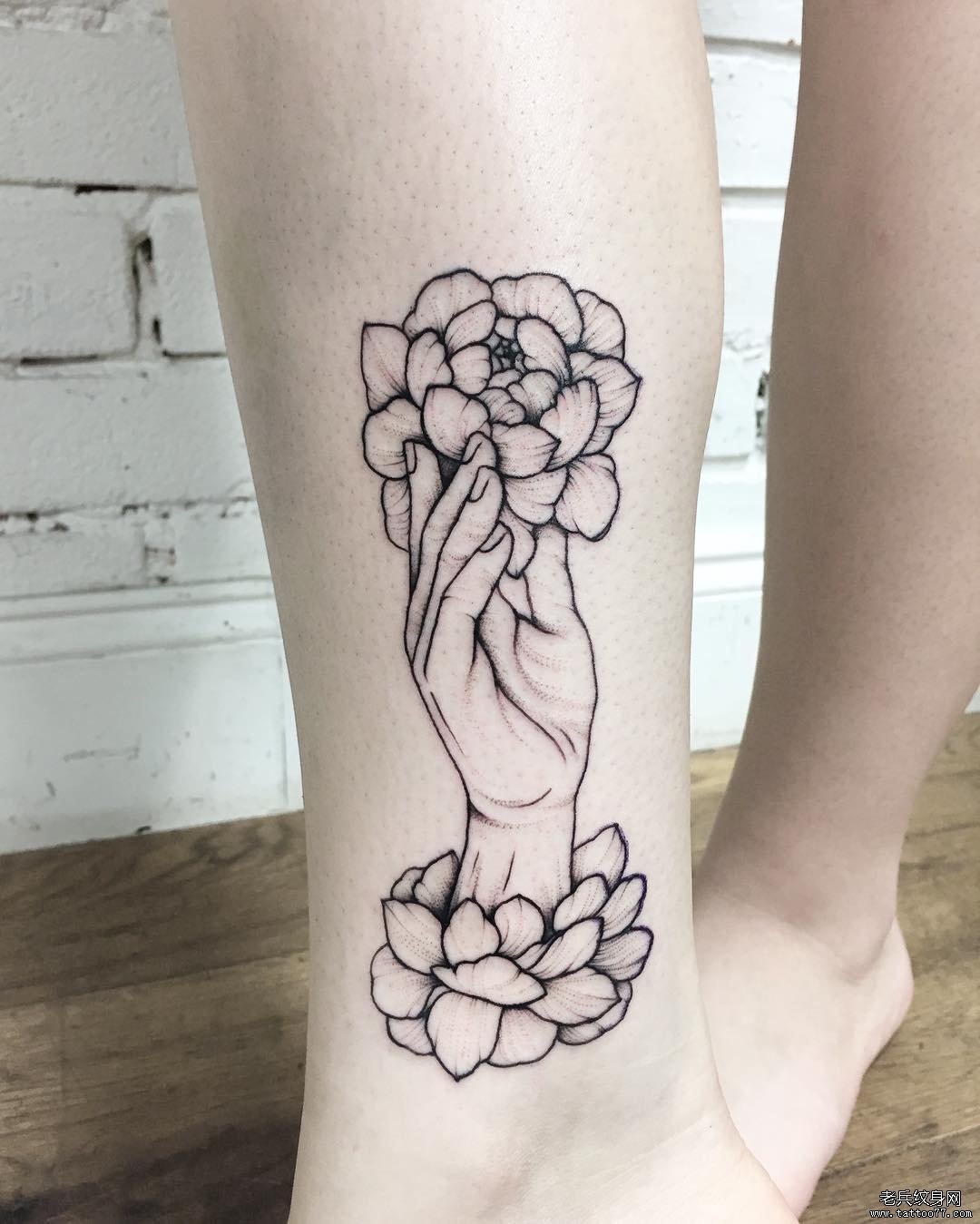 小臂欧美花卉手纹身图案