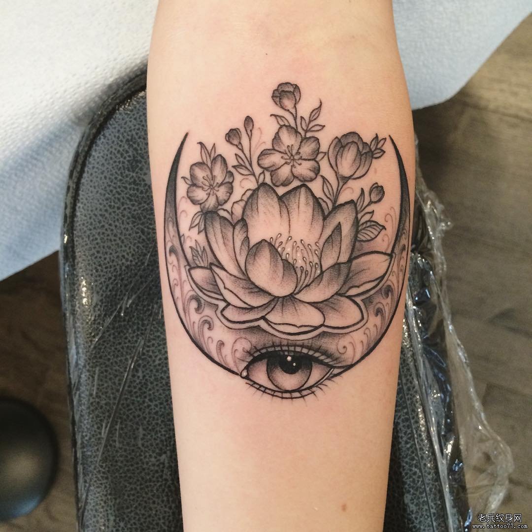 小臂欧美花卉眼睛点刺纹身图案