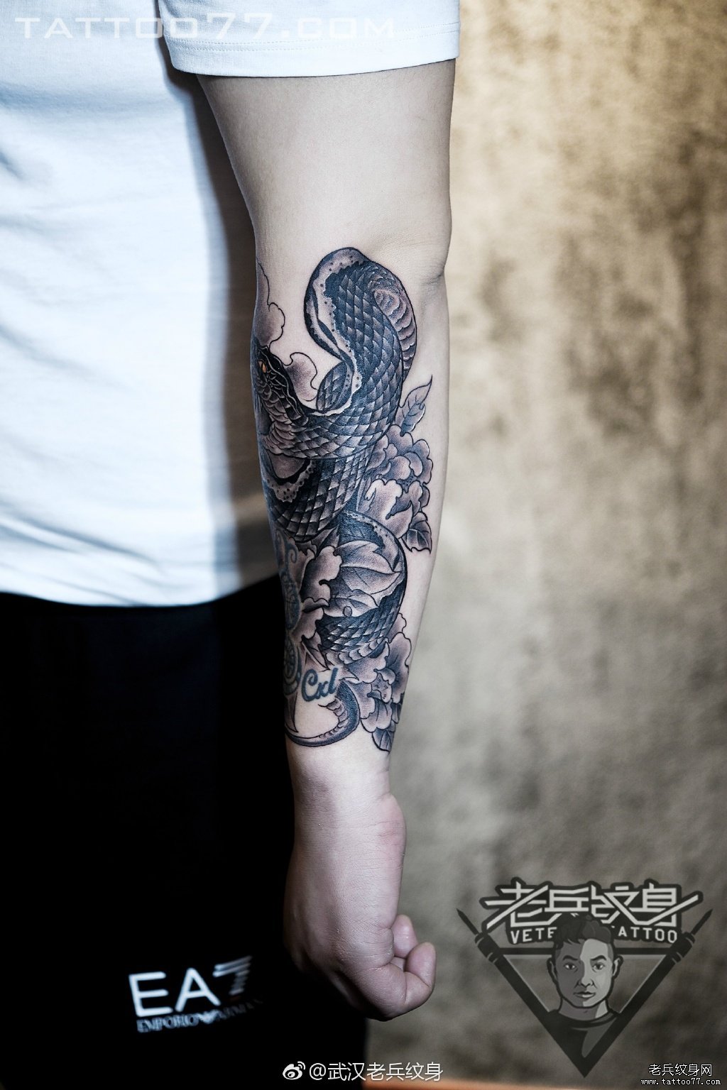 小花臂蛇牡丹纹身图案作品