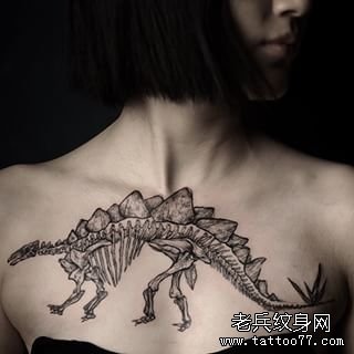 胸部恐龙骷髅纹身图案