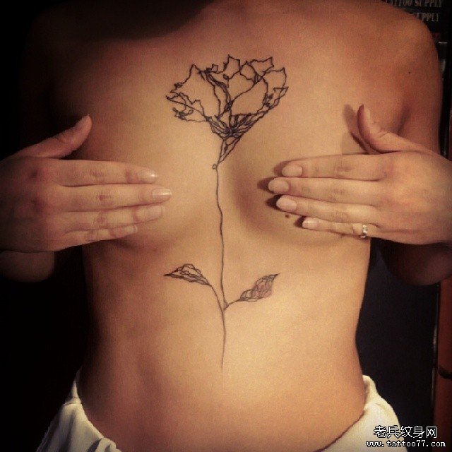 胸部线条小清新花卉纹身图案
