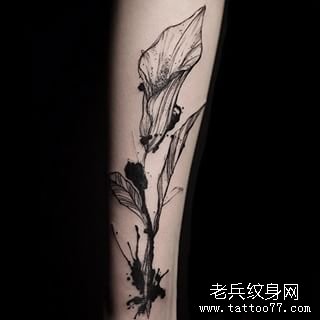 小臂泼墨线条黑灰花卉纹身图案