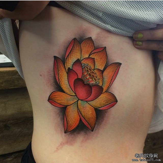 侧腰传统彩色莲花纹身图案