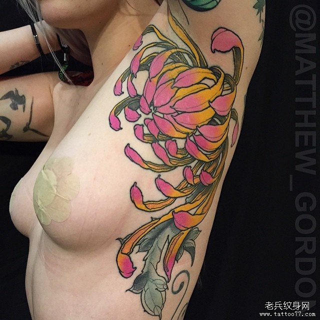 侧腰欧美传统菊花纹身图案