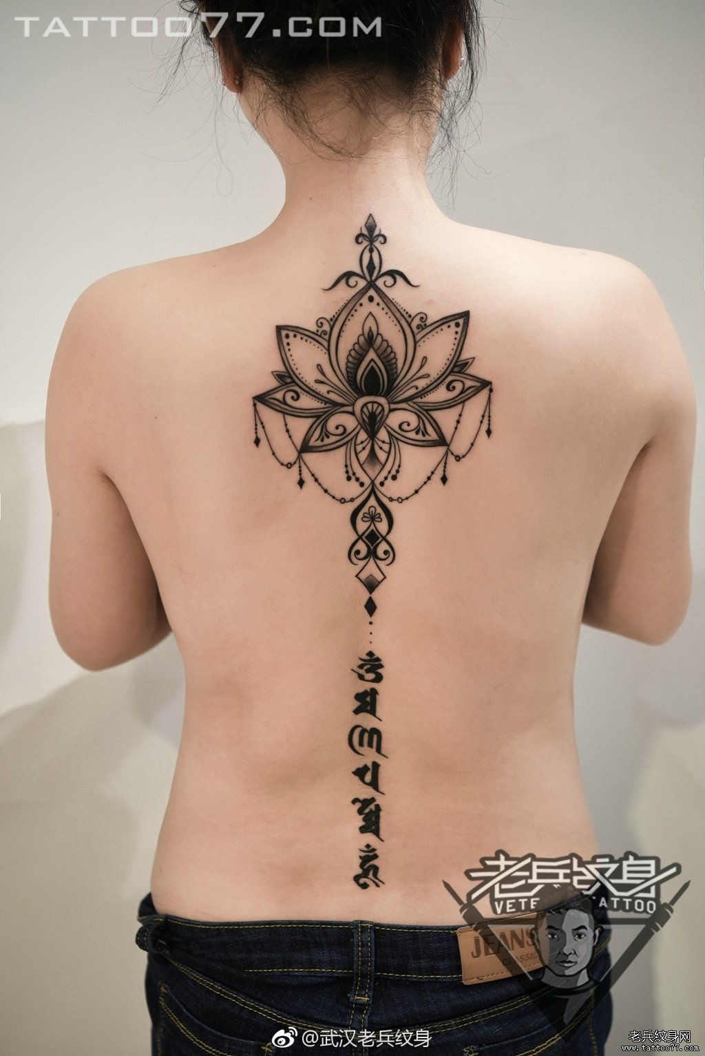 美女后背脊椎莲花梵文纹身图案作品