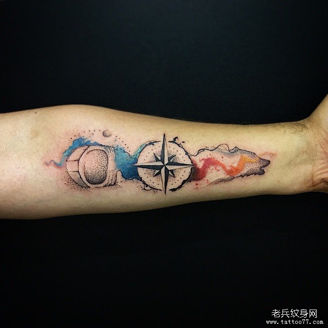 小臂欧美泼墨指南针纹身图案