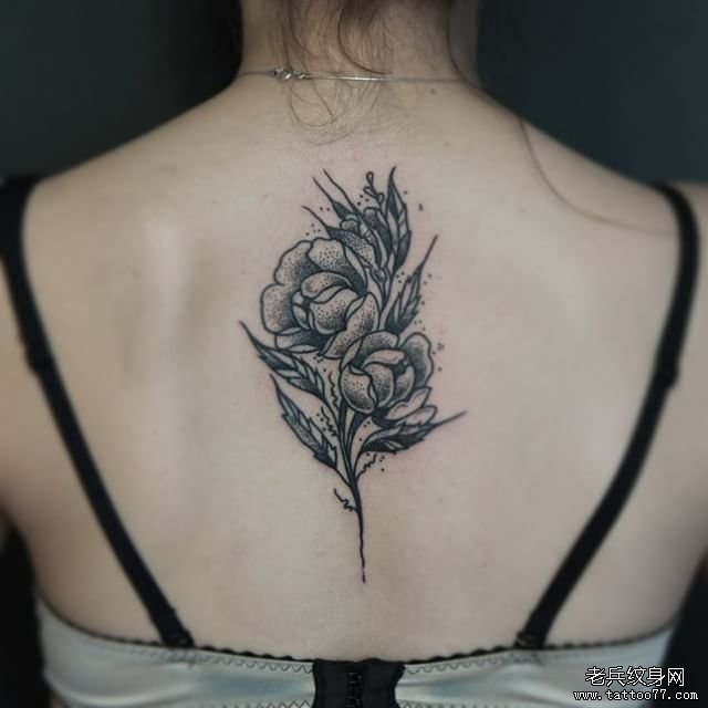 背部欧美小清新花卉黑灰纹身图案