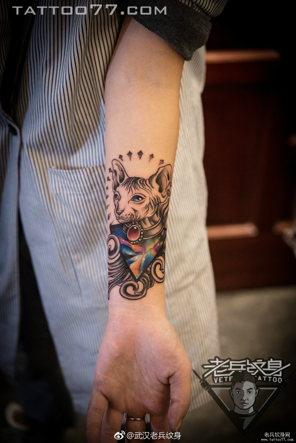 手部超酷星空猫纹身图案作品