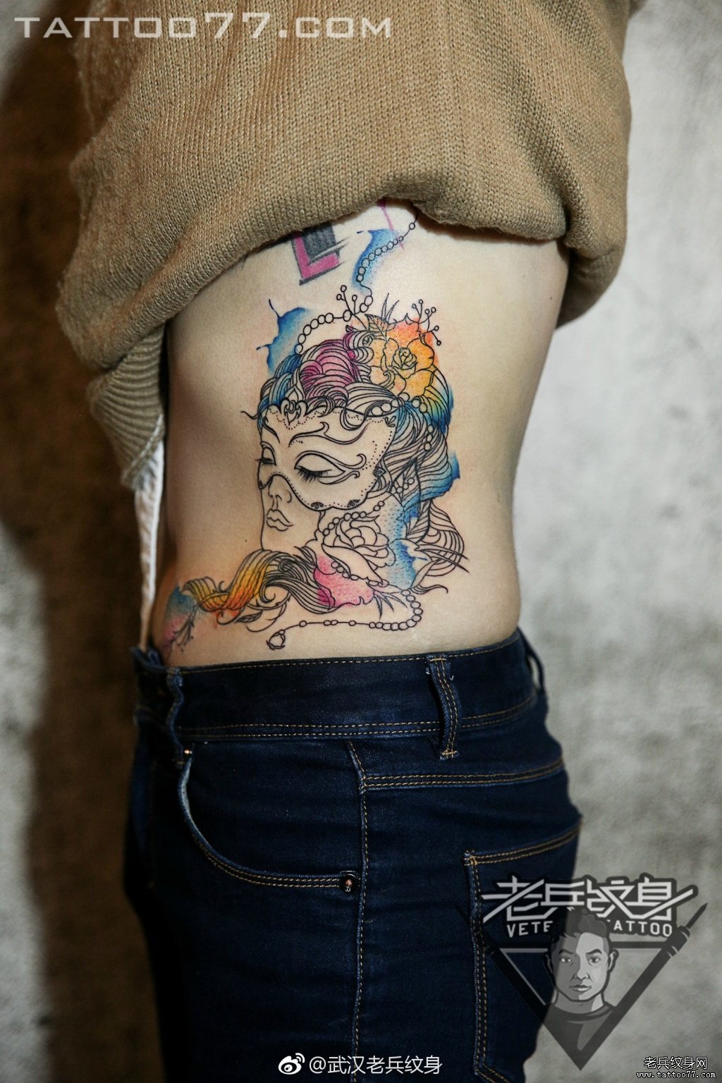 武汉女纹身师打造的侧腰面具美女纹身图案作品