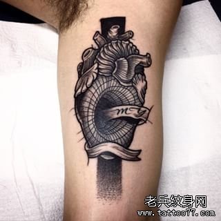 大臂心脏school纹身图案