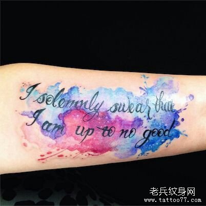小臂彩色泼墨字母纹身图案