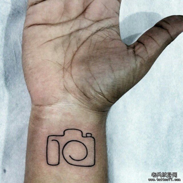 手腕相机线条纹身图案