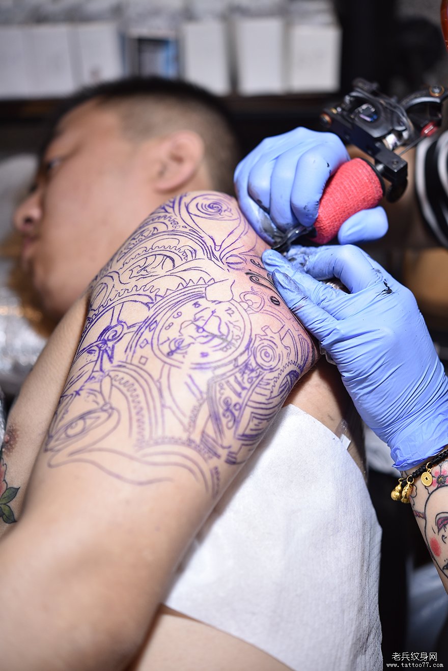 武汉纹身店打造手臂机械纹身图案现场